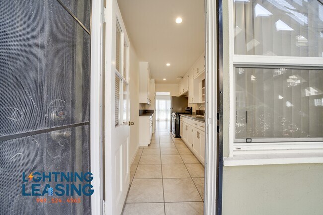 Building Photo - 1625 Normandie-15D