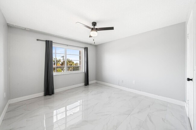 Building Photo - 1502 S Lakeside Dr