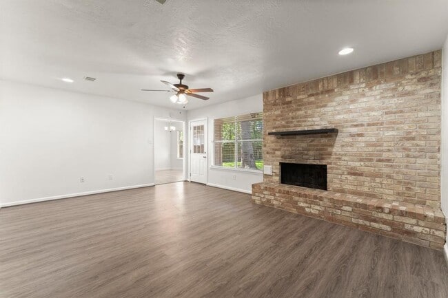 Building Photo - 2102 Whitelaw Dr