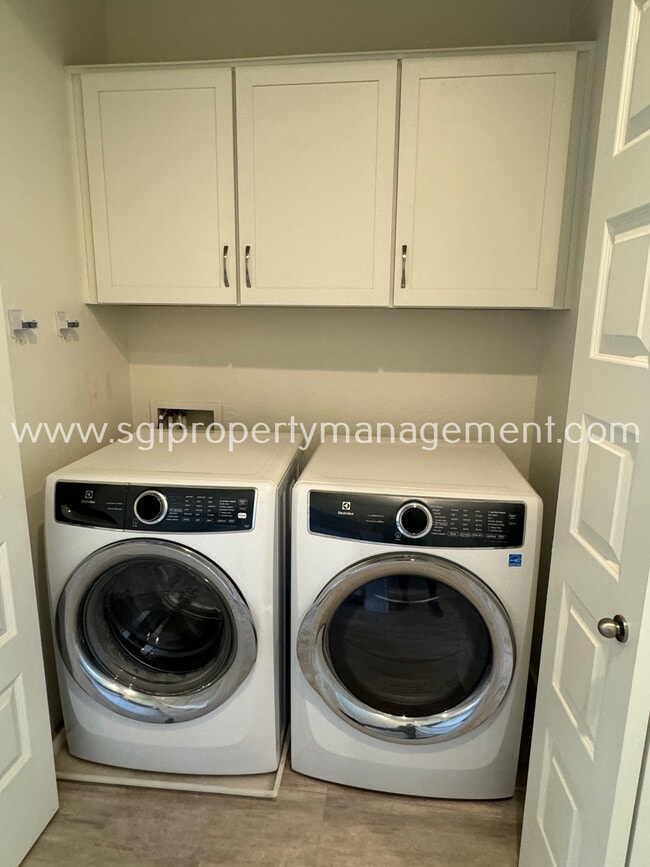 Building Photo - Luxurious Biltmore Townhome