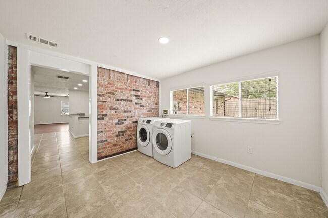 Building Photo - 6711 Pickett Dr