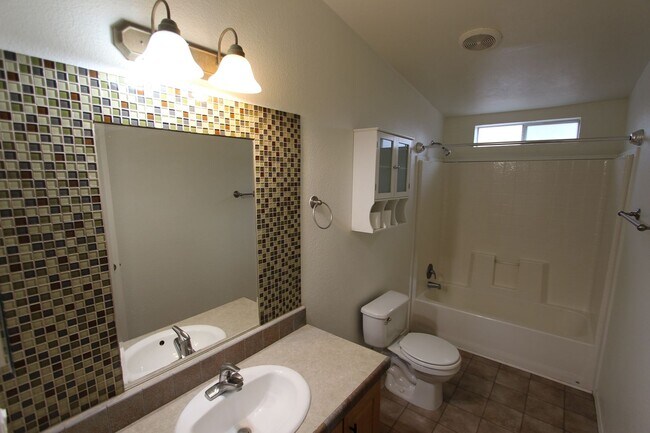 Building Photo - * LEASE PENDING Move-in ready Home in Railroad Springs