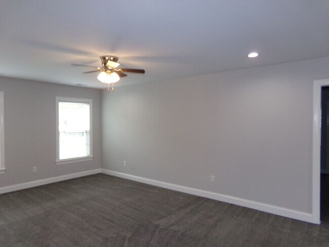 Building Photo - Beautiful Home in Indian Hills