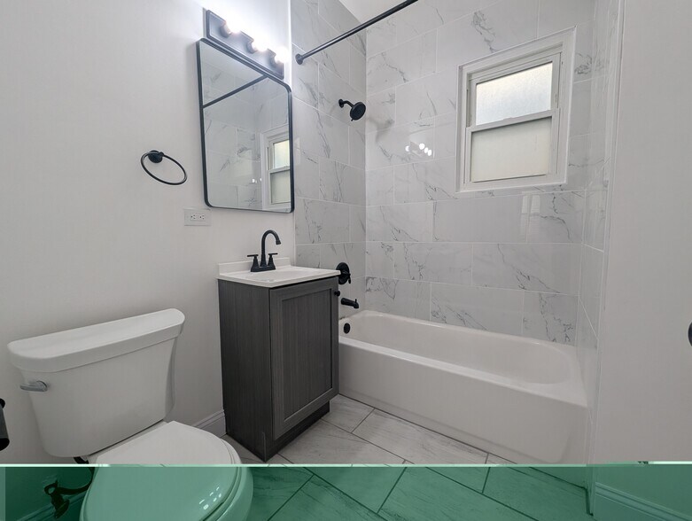 Building Photo - 1520 W Melrose St