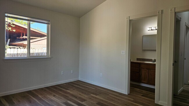 Building Photo - Delaware Duplex