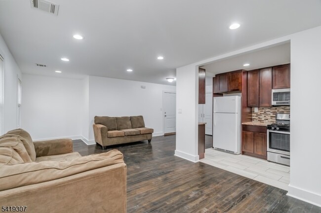 Building Photo - 860 Lyons Ave