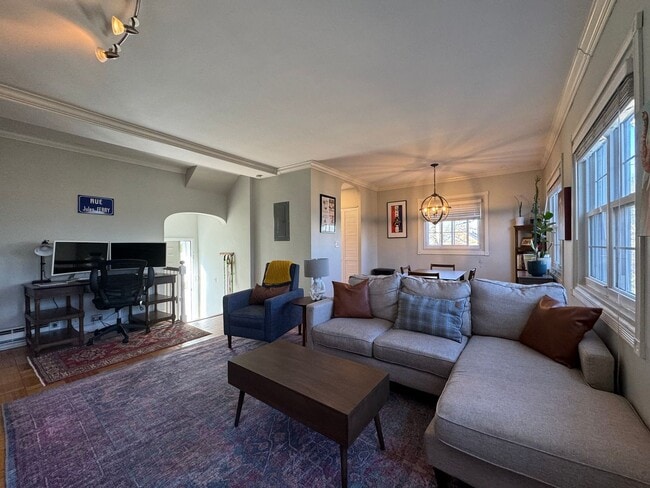 Building Photo - Charming 1 Bed 1 Bath End Unit Condo In Am...