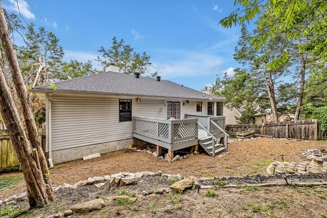 Building Photo - 3 bedroom/2 bathroom Home