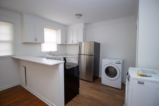 Building Photo - 1213B Suber Street – Stylish, Comfortable ...