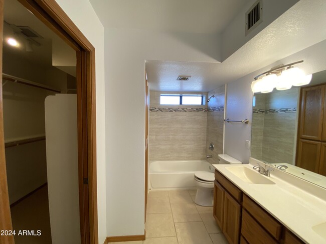 Building Photo - 821 E Redondo Dr
