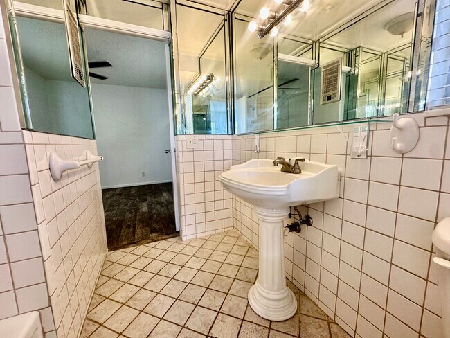 Building Photo - 900 NE 18th Ave