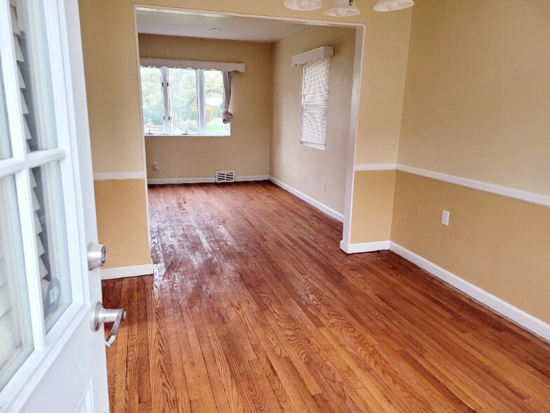 Building Photo - 972 Henhawk Rd