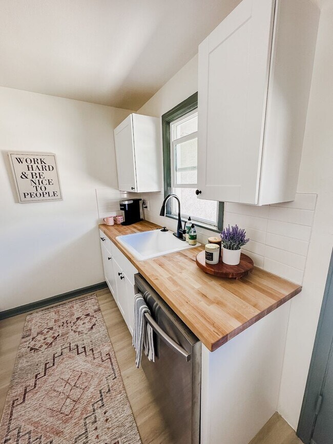 Building Photo - Newly remodeled three bedroom apartment