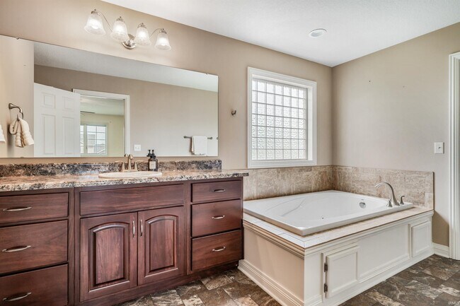 Building Photo - 625 Perolla Dr