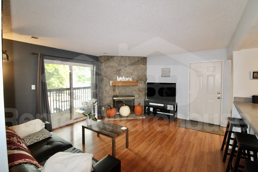 Building Photo - 6388 Oak Ct
