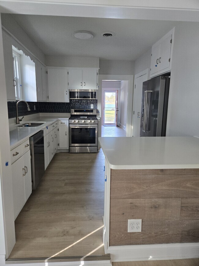 Building Photo - 434 Creek Ave