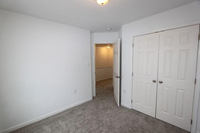 Building Photo - 4 bed, 3.5 bath, Townhome in Bunker Hill, WV