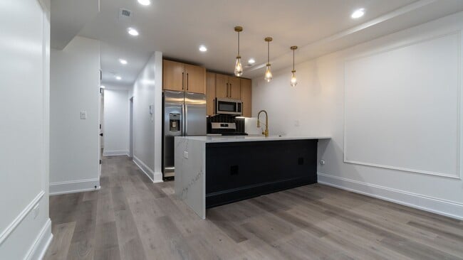 Building Photo - Contemporary 2-Bed, 2-Bath Garden Apartmen...