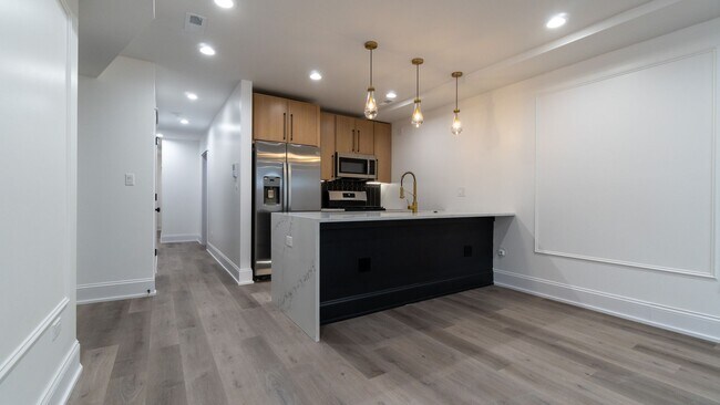 Building Photo - Contemporary 2-Bed, 2-Bath Garden Apartment in Uptown – Move-In Ready!