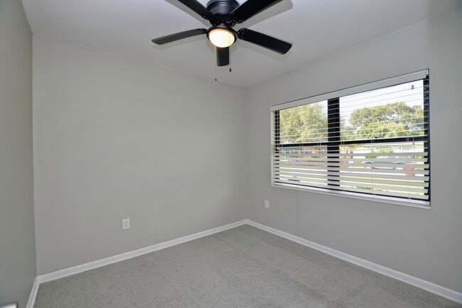 Building Photo - 4 bed 2 bath home