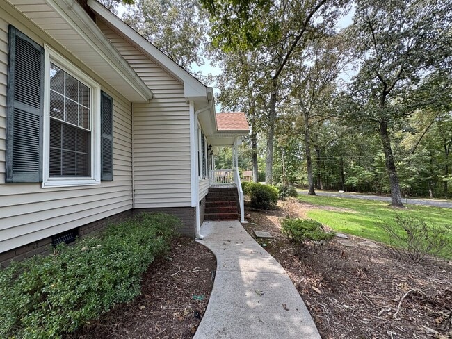 Building Photo - Large 3/2 House off Kingston Hwy- $2,195