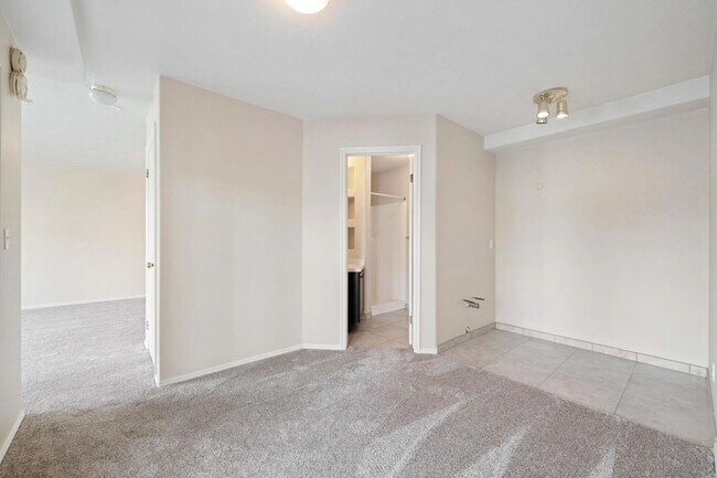Building Photo - 4 Bedroom Home with Scenic Views