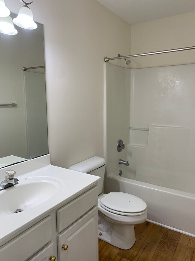 Building Photo - 2 Bedroom, 2 Bath Condo in Holton Place - ...