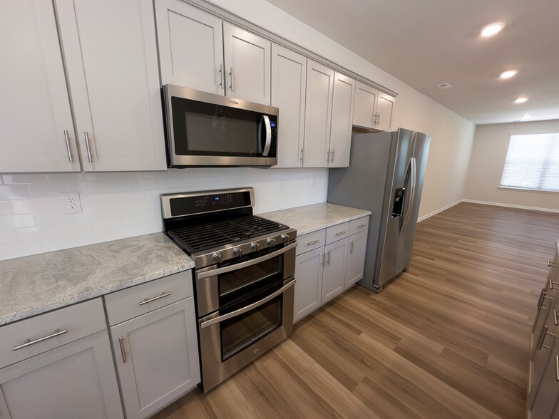 Building Photo - 15013 Camus Ct
