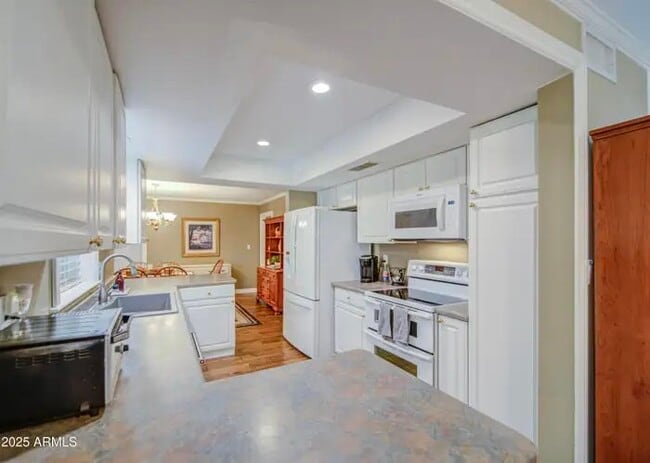 Building Photo - 2704 S Terrace Rd