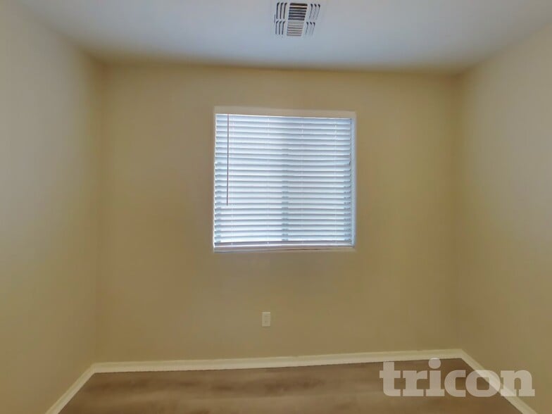 Building Photo - 25760 W Valley View Dr