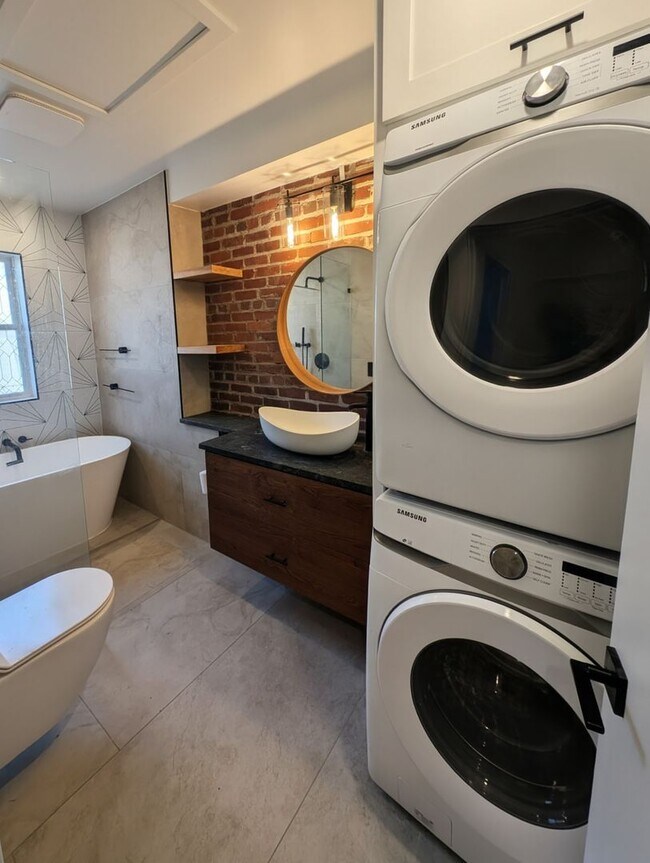 Building Photo - Beautiful 3BR/1.5BA Home with Spacious Yard in Anacostia