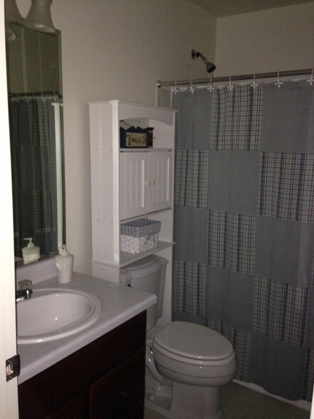 25-Bathroom with drawn curtain - 10653 Butte Dr