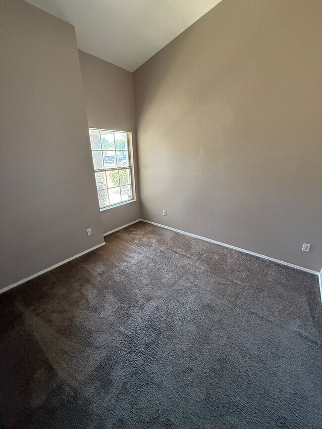 Building Photo - Spacious 4-Bedroom Home in Riverlakes Comm...