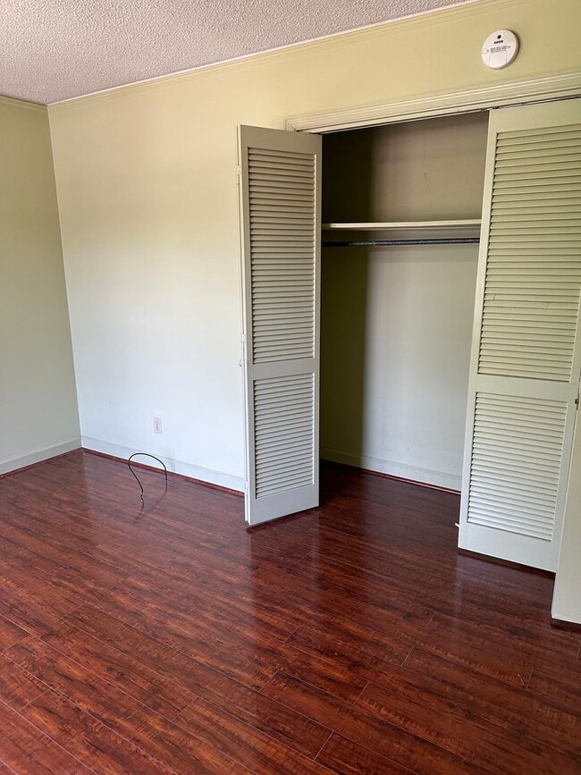 Building Photo - 2 bedroom 3 bath  Mid- Century style home! This home has a wonderful outdoor area great for Enter...