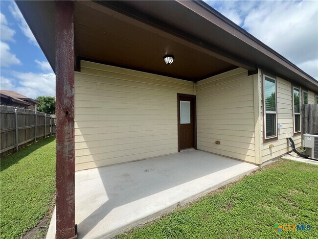 Building Photo - 1119 Creekside Orchard