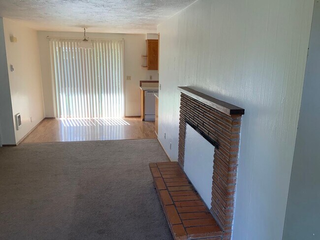 Building Photo - 2 Bedroom Duplex in Cal Young Neighborhood