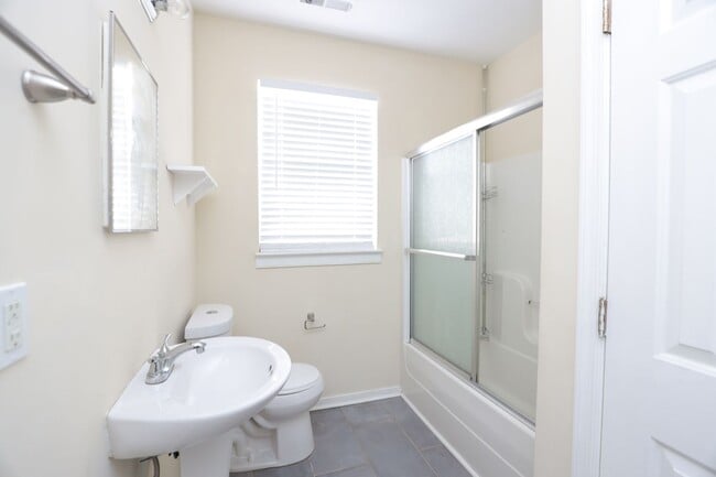 Building Photo - 2-Bed, 1-Bath Unit Minutes from Downtown Richmond!