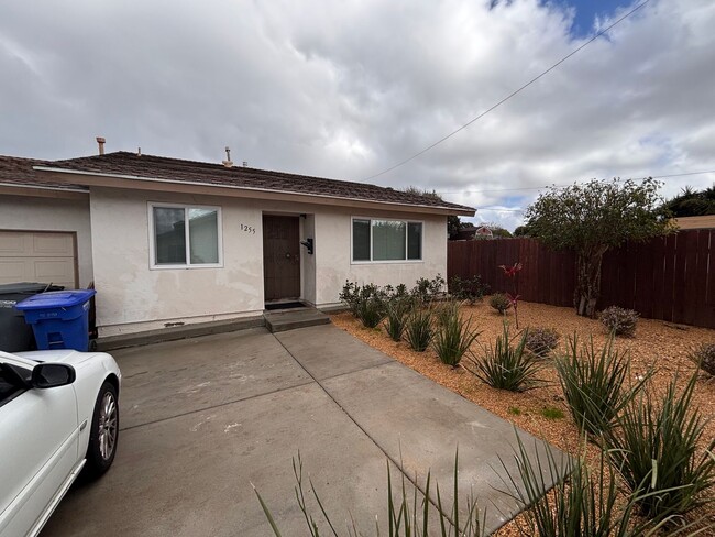 Building Photo - 2 bedrooms 1 bath home in Imperial Beach. ...