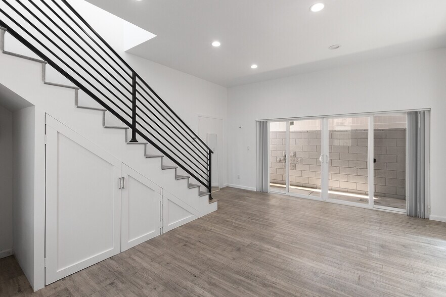 Building Photo - 8016 Crosnoe Ave