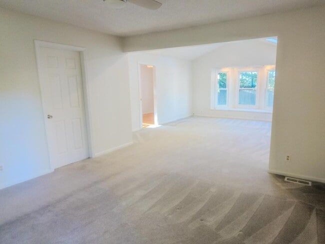 Building Photo - 122 Maxwell Dr