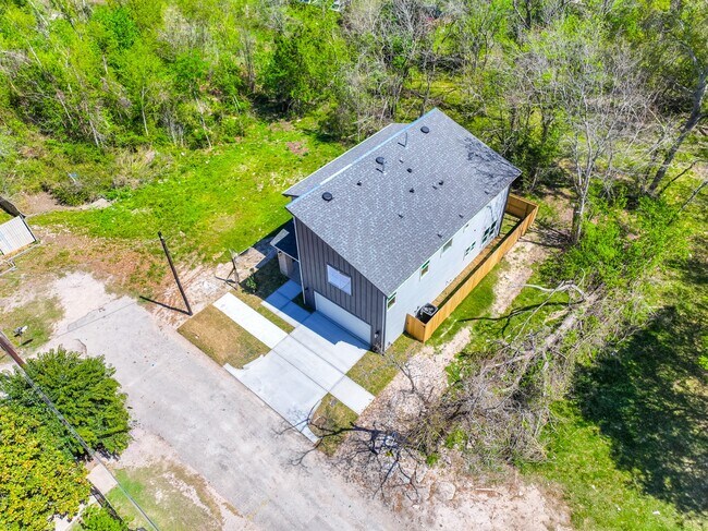 Building Photo - 6814 Champion Ln
