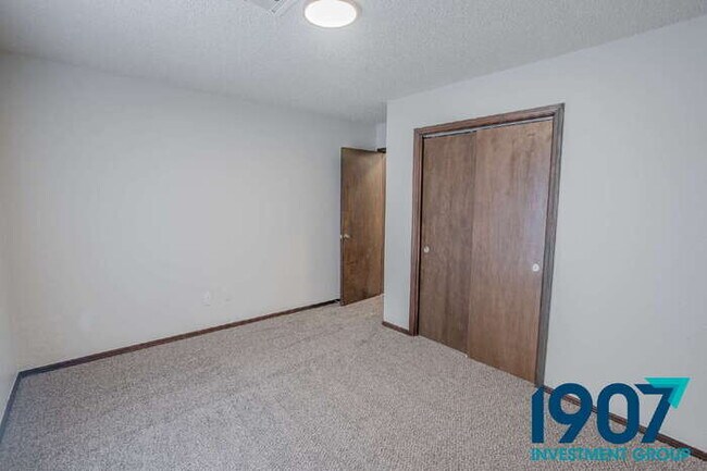 Building Photo - Charming Brick Home with Modern Updates and Large Backyard in Moore!