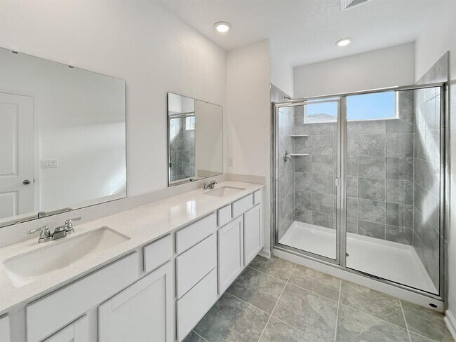 Building Photo - 2426 Skyline Lp