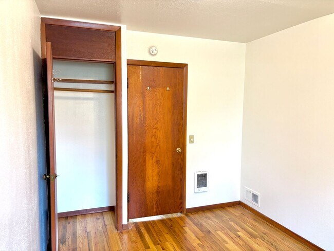 Building Photo - FEWEK01