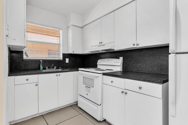 Building Photo - Updated 1bd Apartments - Walk to Young Circle!