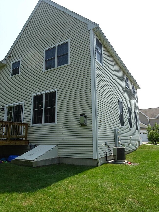 End unit with lawn on 3 sides - 24 Autumn Ln