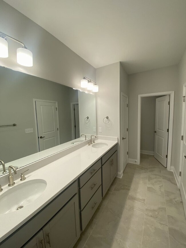 Building Photo - End Unit Townhouse in Terraces at Farmington