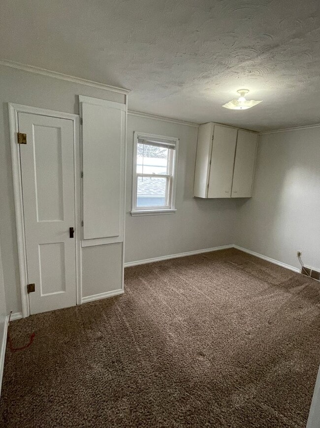 Building Photo - 2 Bedroom, 1 Bath Upstairs Unit for Rent