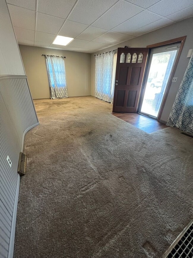 Building Photo - Coming Soon! Northend Spacious 3 bedroom 1...