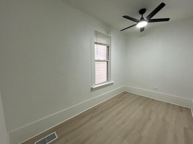 Building Photo - 2 bedroom in Chicago IL 60647